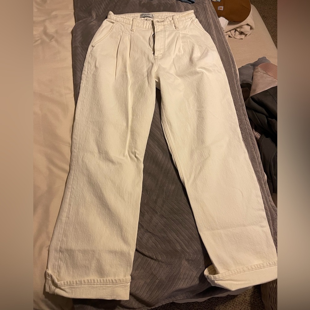 Like new Abercrombie jeans size 28/6R more of a cream color